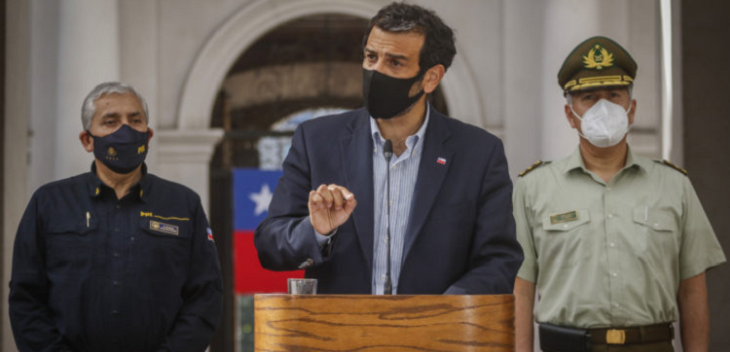 Ministro Delgado evita referirse a continuidad de Mario Rozas tras reunión con alto mando