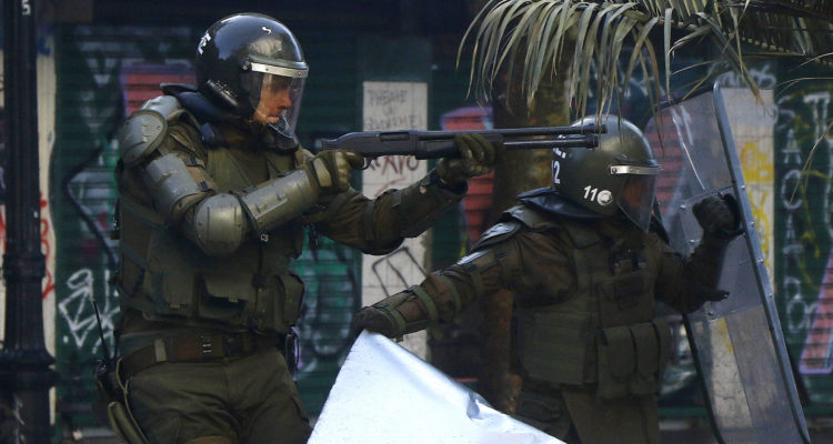 Joven víctima de daño ocular en estallido social interpone querella criminal contra tres carabineros