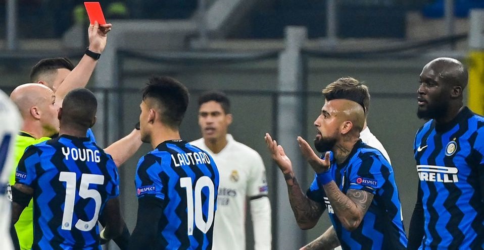Arturo Vidal se disculpó con sus compañeros del Inter tras expulsión pero no se salvaría de sanción