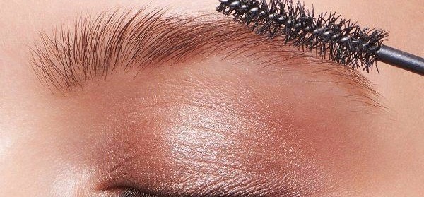 Cómo agregar vaselina a tu rutina de belleza mejorará la apariencia de tus cejas