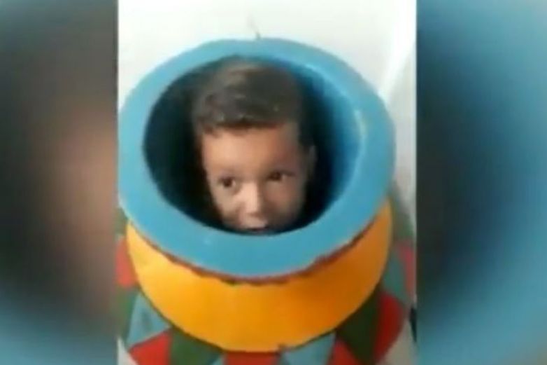 Niño queda atrapado en un jarrón y momento de su rescate se hace viral