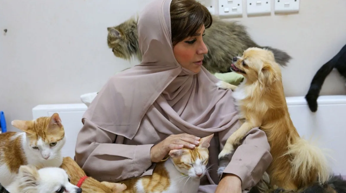 La historia de Maryam al Balushi, la mujer que ha adoptado a más de 500 mascotas en Omán