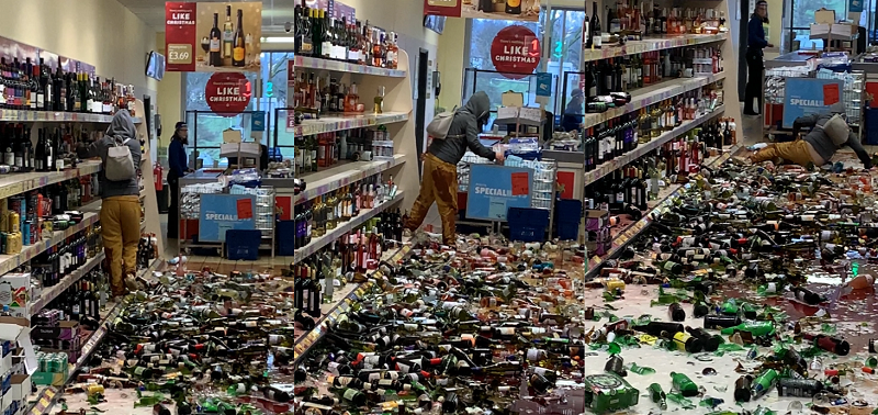 mujer rompe 500 botellas en un supermercado de Inglaterra