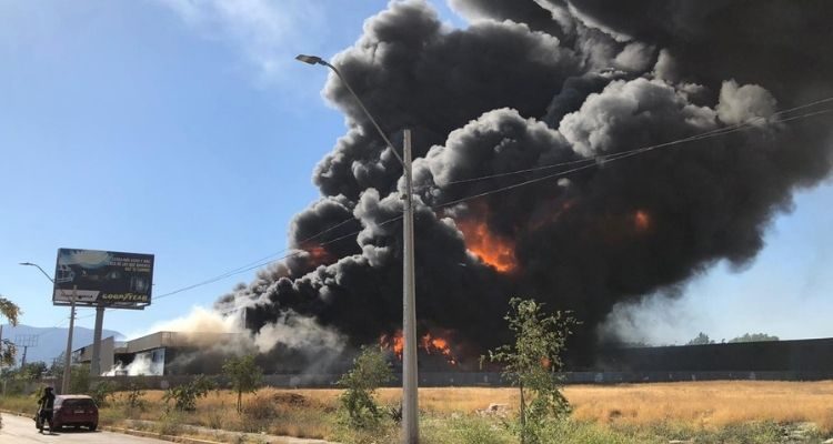 Gigantesco incendio afecta a bodega de neumáticos en Renca: genera kilométrica columna de humo