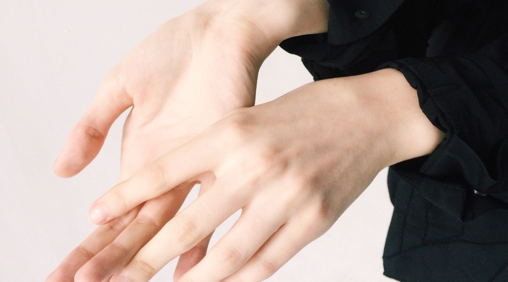 Las manos también reflejan tu edad: especialistas entregan consejos para retrasar su envejecimiento