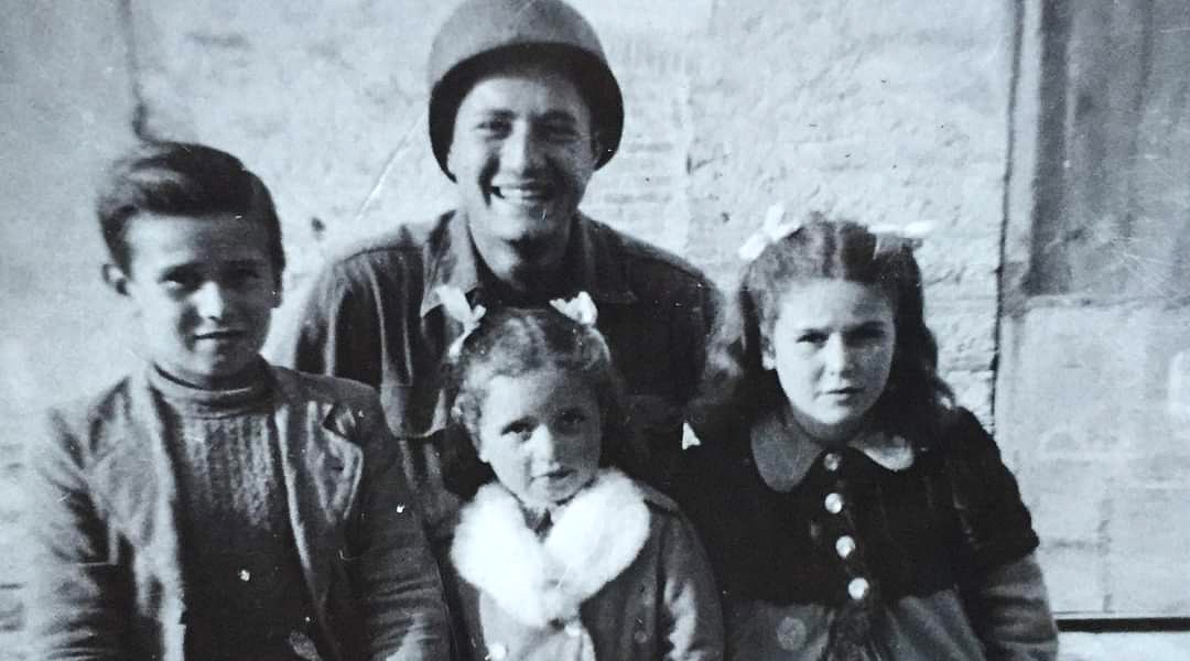 Exsoldado estadounidense de 96 años se reúne con niños que salvó durante la Segunda Guerra Mundial