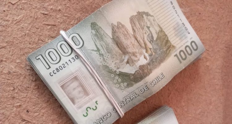Al retirar su "10%": hombre denuncia que recibió un millón de pesos en billetes de $1.000 y monedas