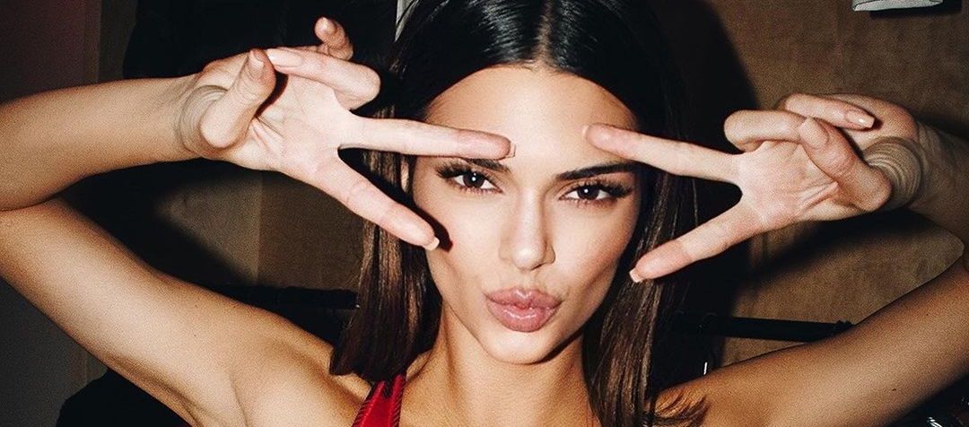 Un giro a lo clásico: Kendall Jenner y su diseño de manicure que será tendencia en 2021