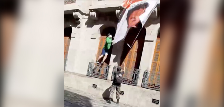 Video registra momento en que roban lienzo de Catrillanca: es vandalizado por grupo de ultra derecha