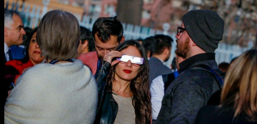 El meme con guiño al PC con el que Camila Vallejo comentó el eclipse total de sol