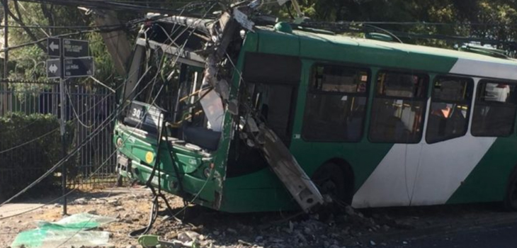 Desconocidos apuñalan a chofer de Transantiago en El Bosque: bus impactó poste