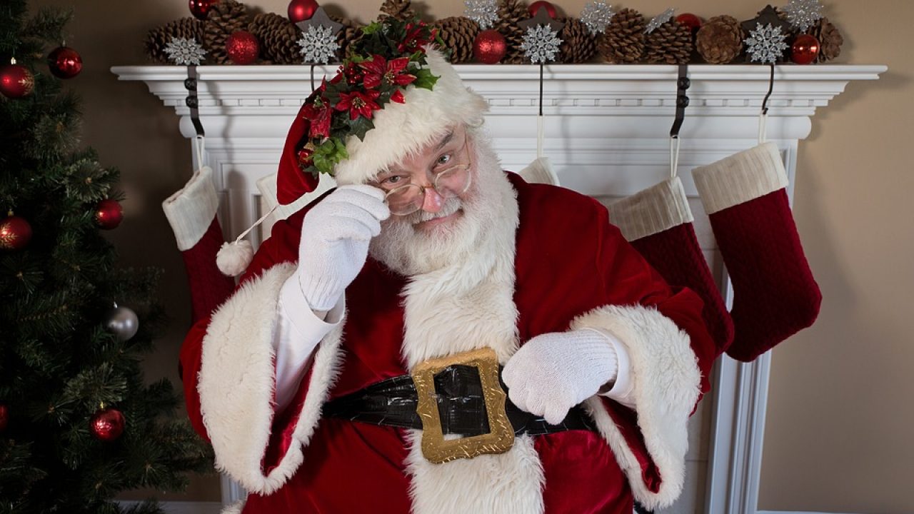 ¿Cuánto tardaría 'Santa' en entregar los regalos en auto?