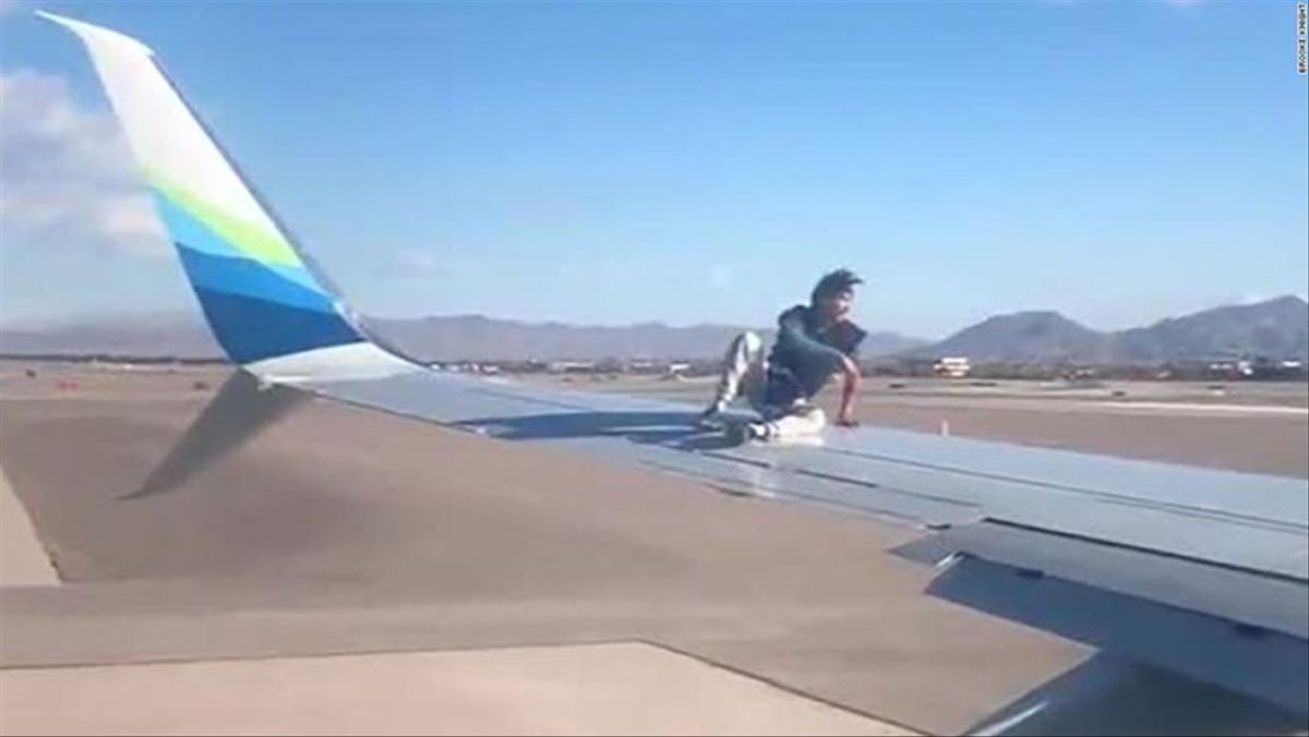 Viralizan el doloroso momento que vivió hombre que subió al ala de un avión antes de que despegara