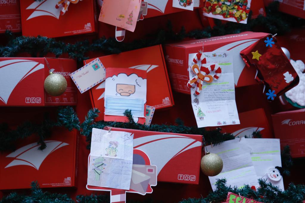Correos de Chile lanza campaña para apadrinar cartas de niños vulnerables al Viejito Pascuero