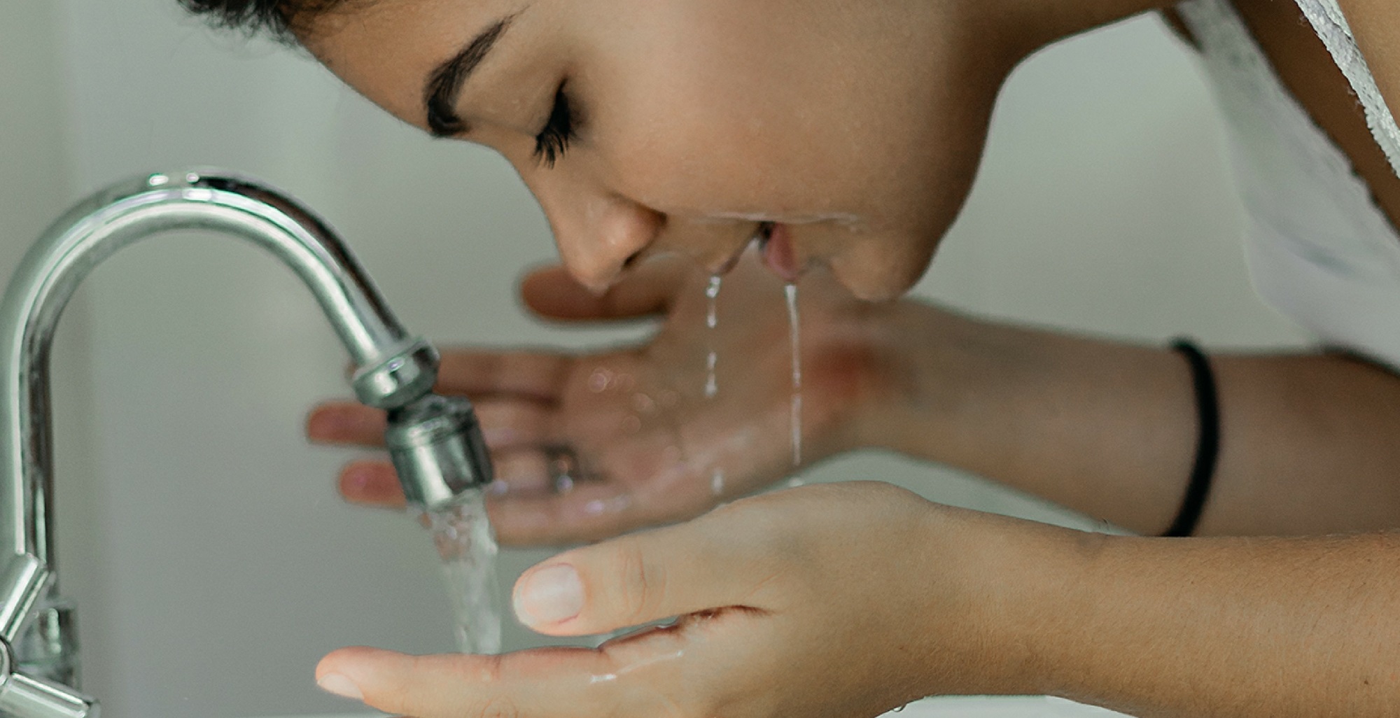 El secreto de belleza más económico: 3 beneficios del agua fría en la piel