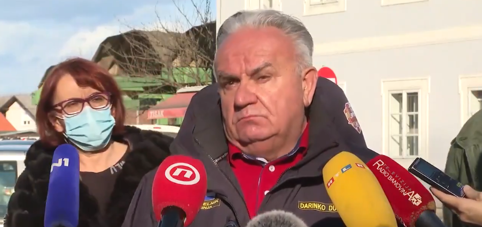 Alcalde de Croacia fue "sorprendido" por terremoto en plena conferencia: video del momento es viral