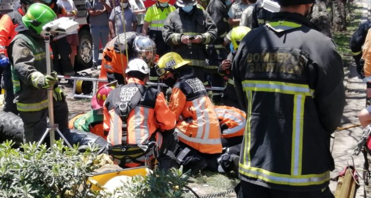 Rescatan sin vida a hombre que cayó a alcantarillado de 10 metros en Santiago