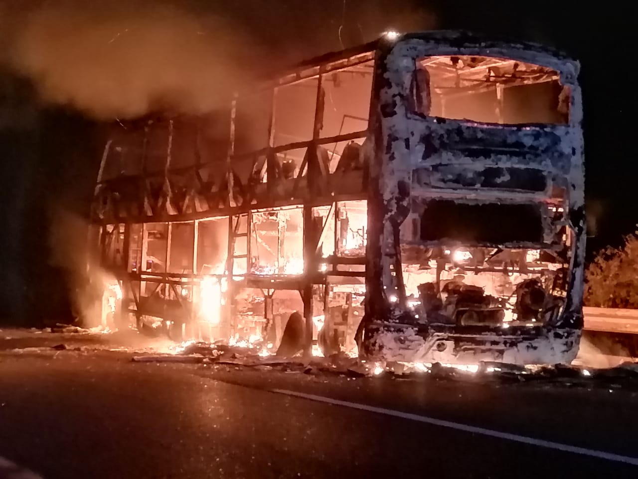Incendio consumió por completo a bus en carretera de Ovalle: pasajeros salieron ilesos