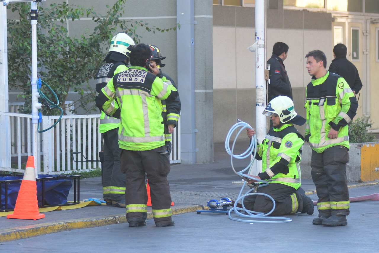 Vecina provocó emergencia química en La Cisterna tras utilizar azufre para ahuyentar a una mascota