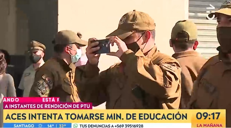 ¿Está prohibido? Carabinero que grabó con su celular el desalojo del Mineduc fue cuestionado en redes