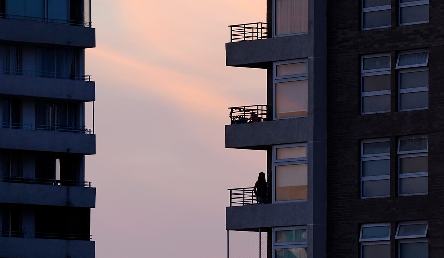 Niña de 6 años cayó desde el balcón de un edificio ubicado en el sector céntrico de Santiago