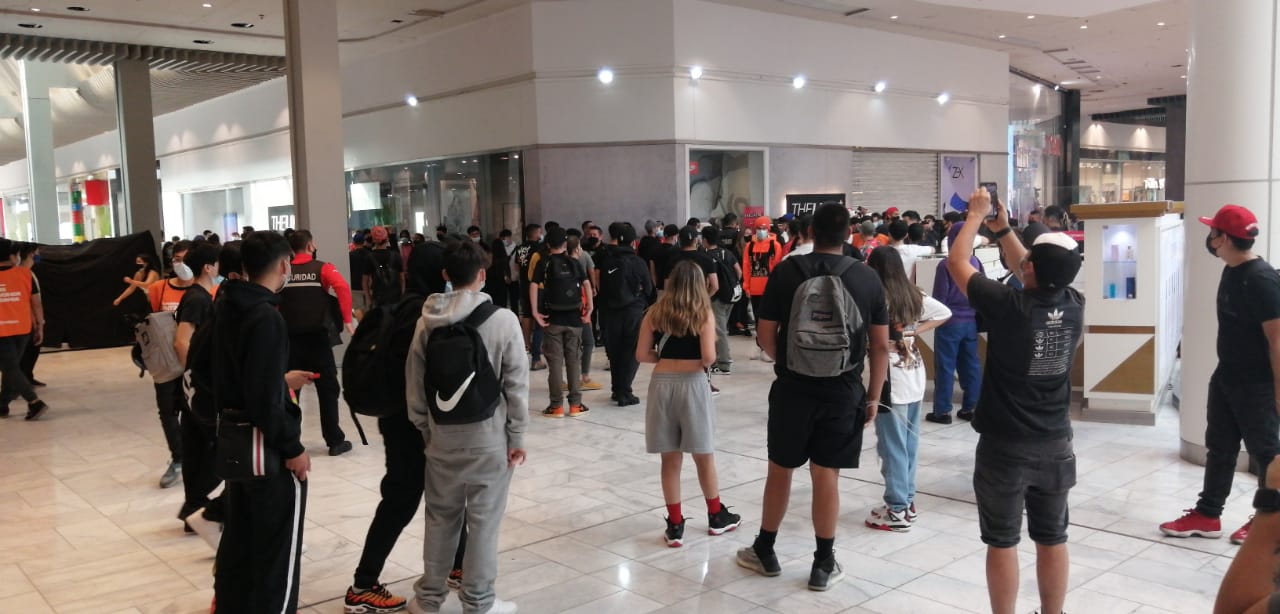 Jóvenes se aglomeran en mall capitalino en plena pandemia por lanzamiento de zapatillas