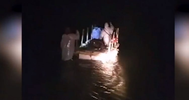 Cerca de 150 habitantes de Huentemó se deben trasladar en una balsa de plumavit por falta de puente