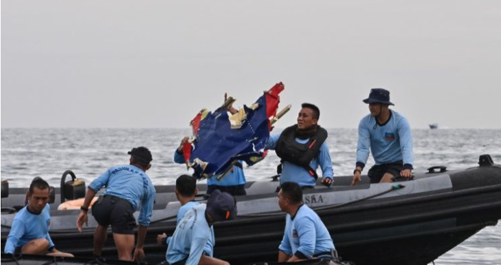 Localizan las cajas negras del Boeing que se estrelló en Indonesia con 62 personas a bordo