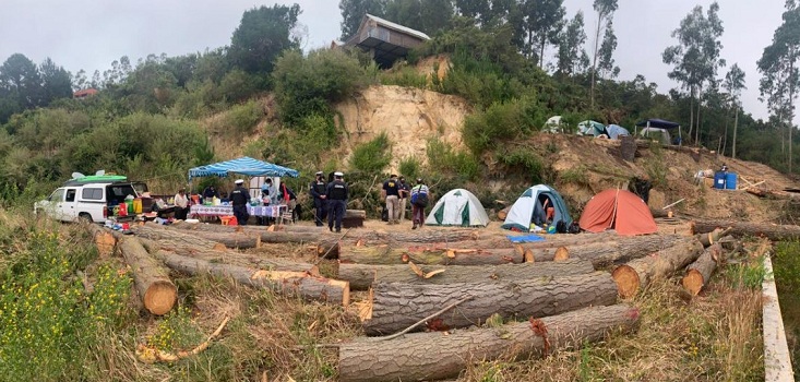 personas acampando en Dichato