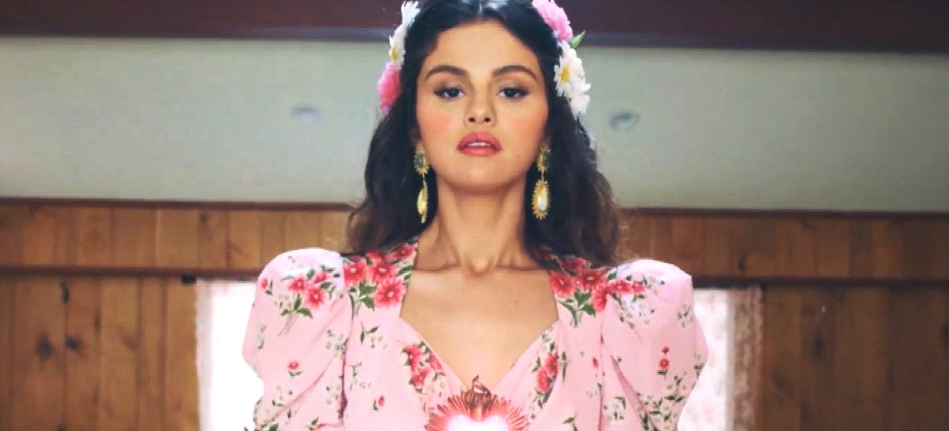 Selena Gomez reveló especial significado de su look en videoclip de "De Una Vez"