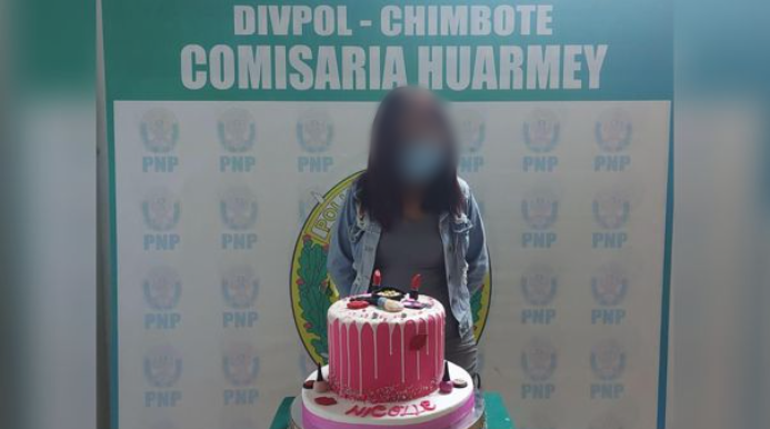 Joven fue detenida por incumplir normas sanitarias en su cumpleaños: policía la hizo posar con torta