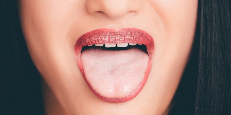 ¿Por qué se pone blanca la lengua?