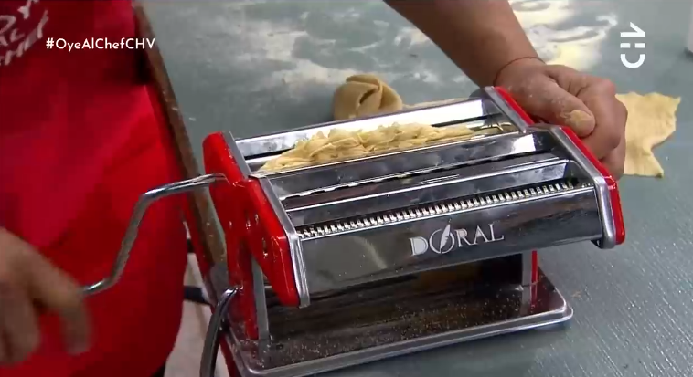 'Coca' Mendoza y Pamela Leiva sufrieron con un enemigo común en 'Oye al Chef': una máquina de pastas