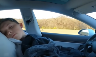 Influencer durmió en una autopista al usar modo autónomo de su Tesla