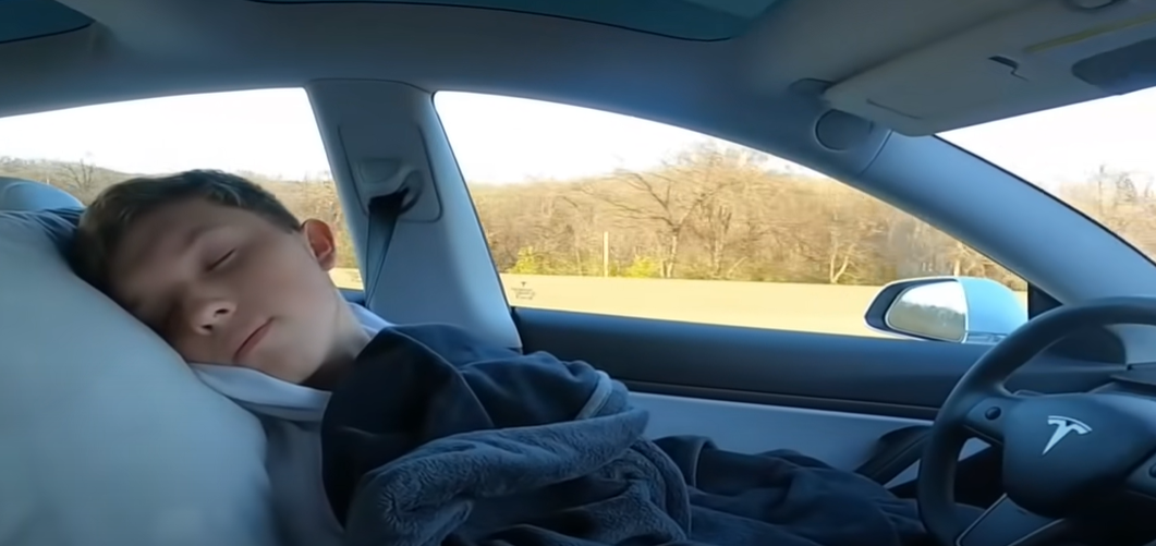 Influencer durmió en una autopista al usar modo autónomo de su Tesla