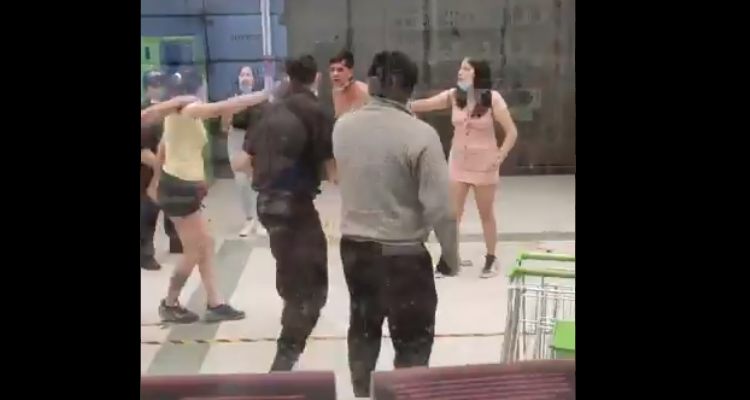 Dos guardias heridos y un detenido deja riña en supermercado Tottus de Colina
