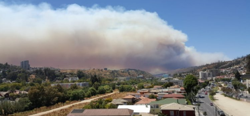 Las imágenes que dan cuenta del incendio en Valparaíso y Quilpué: se mantiene Alerta Roja