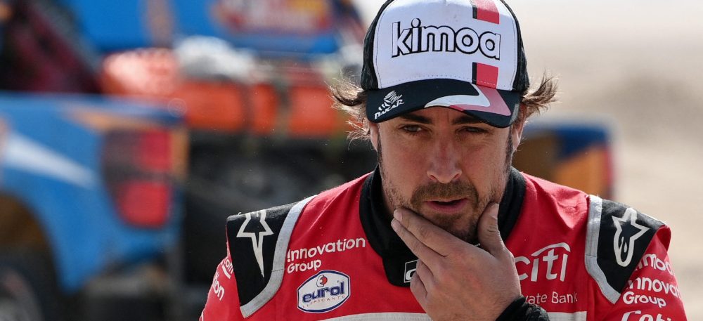 Fernando Alonso fue atropellado por un coche mientras entrenaba en bicicleta