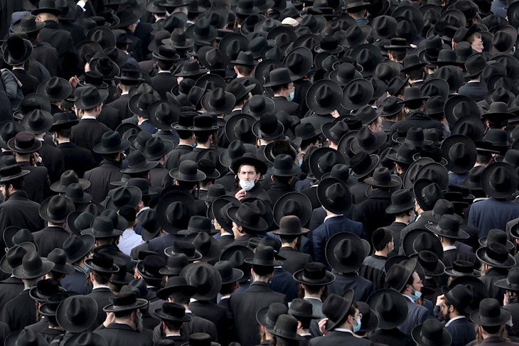 Miles de judíos ultraortodoxos asisten al funeral de un rabino en Jerusalén y rompen la cuarentena