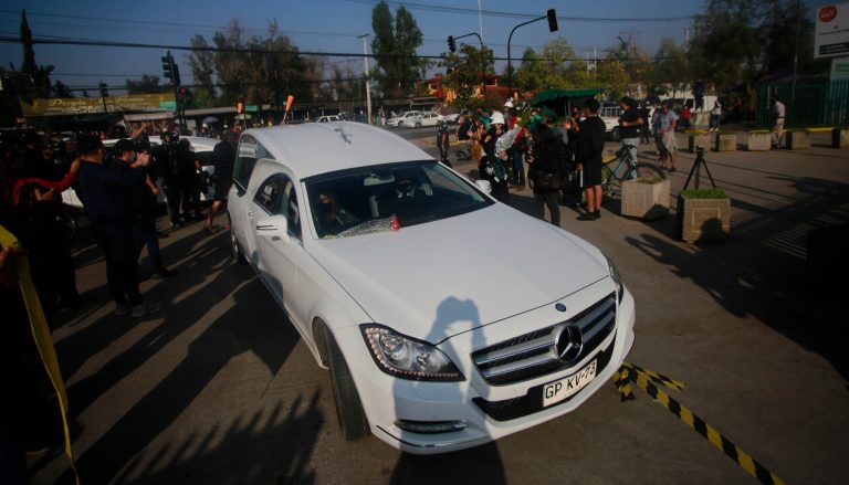 Féretro de malabarista llega a Cementerio El Prado: prensa fue agredida por algunos asistentes
