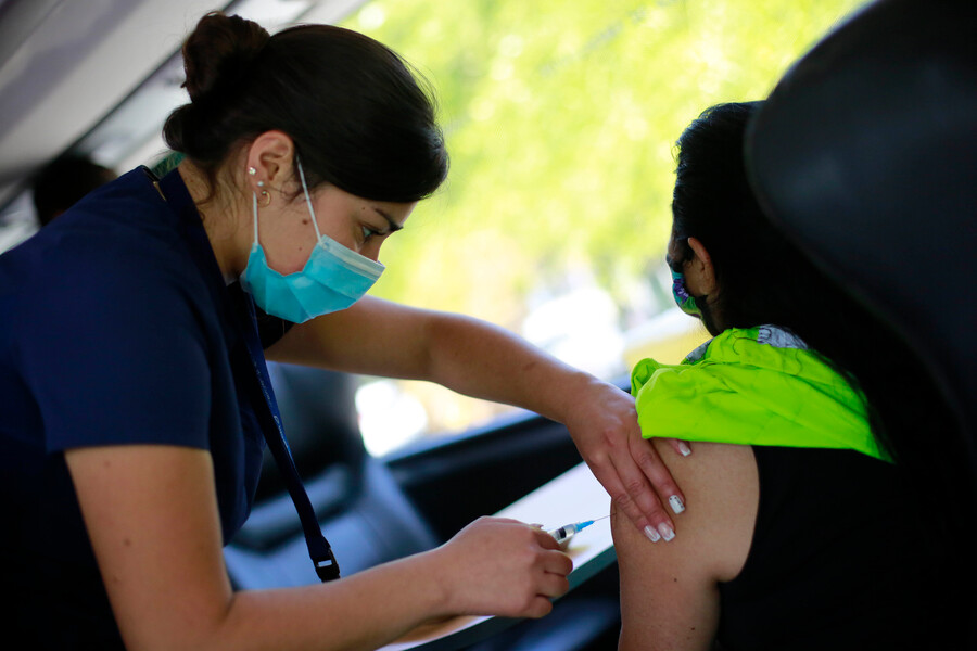 Minsal informa que Chile superó el millón de vacunados contra COVID-19: 62,1% son mujeres