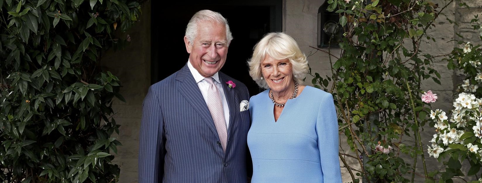 Príncipe Carlos y su esposa Camilla recibieron primera dosis de la vacuna contra el COVID-19