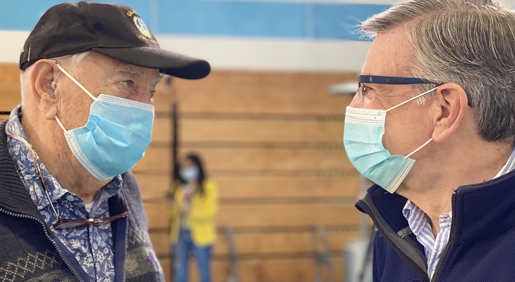 La medida de alcalde Lavín para 'entretener' a personas mayores de Las Condes que fueron a vacunarse