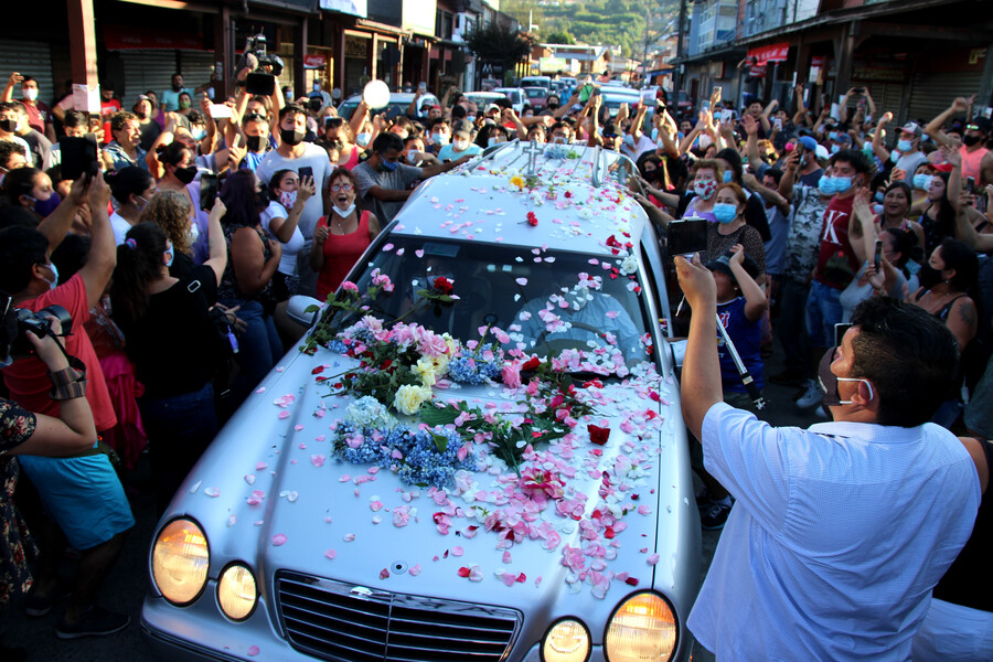 Gran convocatoria en centro de Panguipulli tras llegada de féretro de malabarista Francisco Martínez