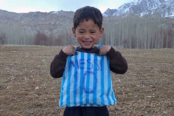 niño afgano que se hizo viral por usar "camiseta de plástico" de Messi vive una pesadilla