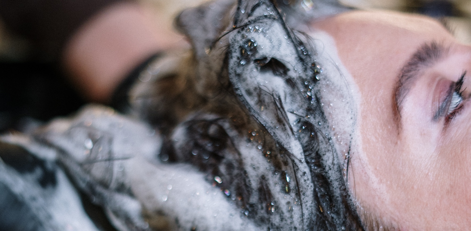 Champú en polvo, la tendencia europea que es ideal para tratar el cabello graso