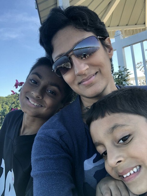 Priya Amin y sus hijos