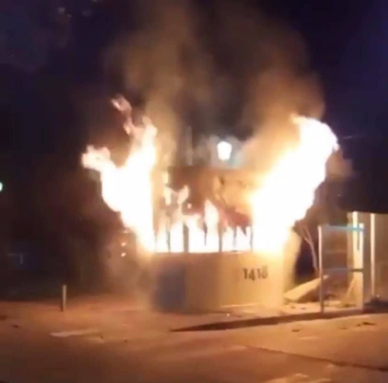 Microbús y módulo de seguridad terminan quemados en protestas en la capital