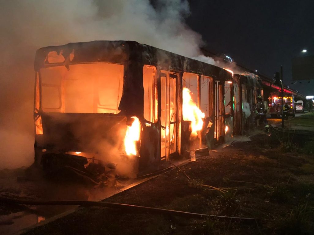 Microbús y módulo de seguridad terminan quemados en protestas en la capital