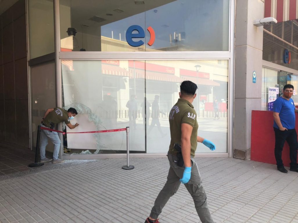 Asaltantes toman rehén para escapar tras robo en sucursal de telefonía de Mall Plaza Oeste